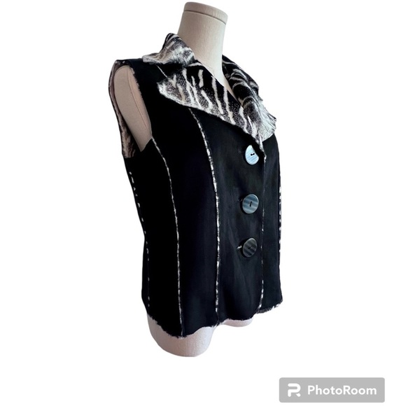 Lisa International Reversible Animal Print Faux
Fur, Faux Suede Vest, Size S - Picture 3 of 10